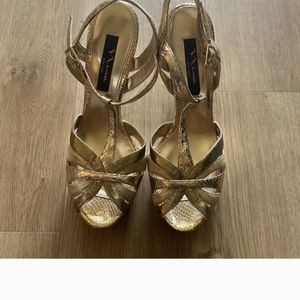 𝅺nina size 8.5 gold 5 inch heels. Never worn but no tag/box.